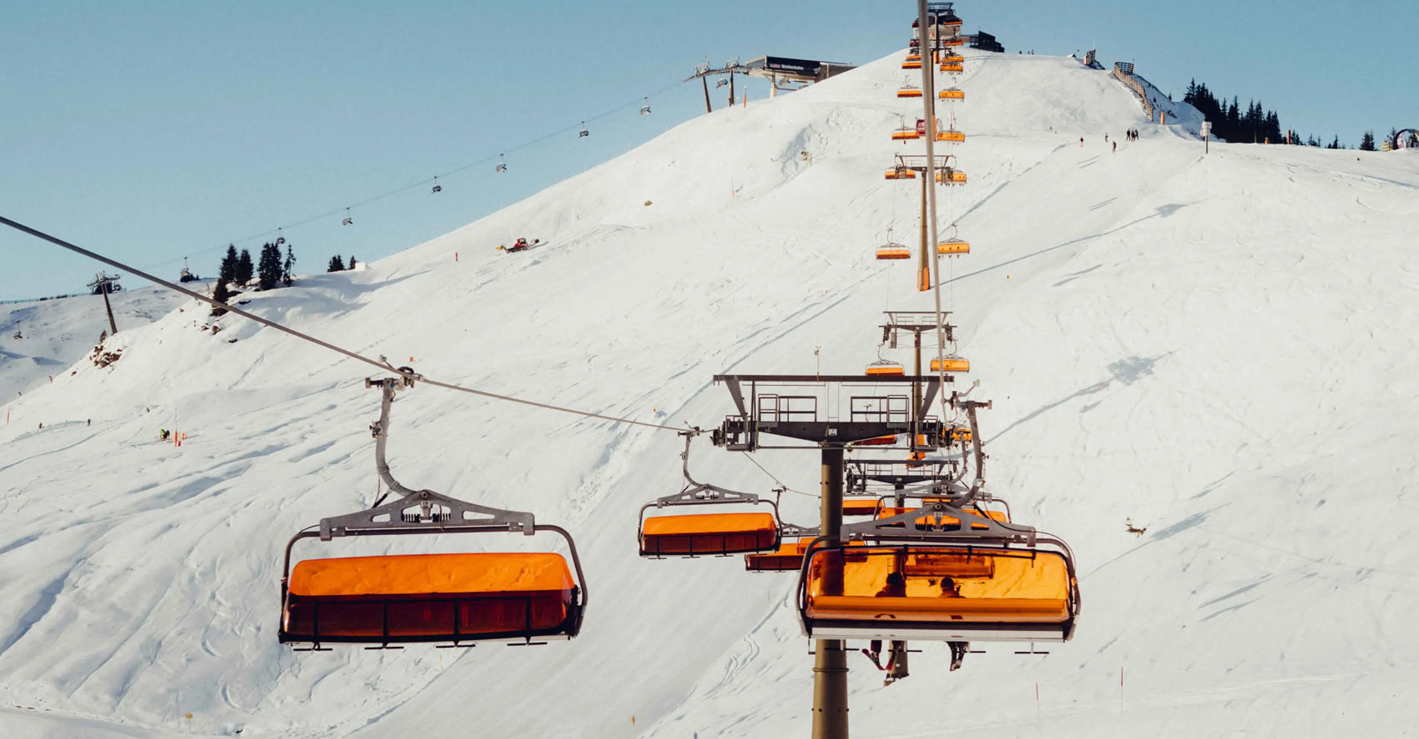 Skilifte an einem schneebedeckten Hang