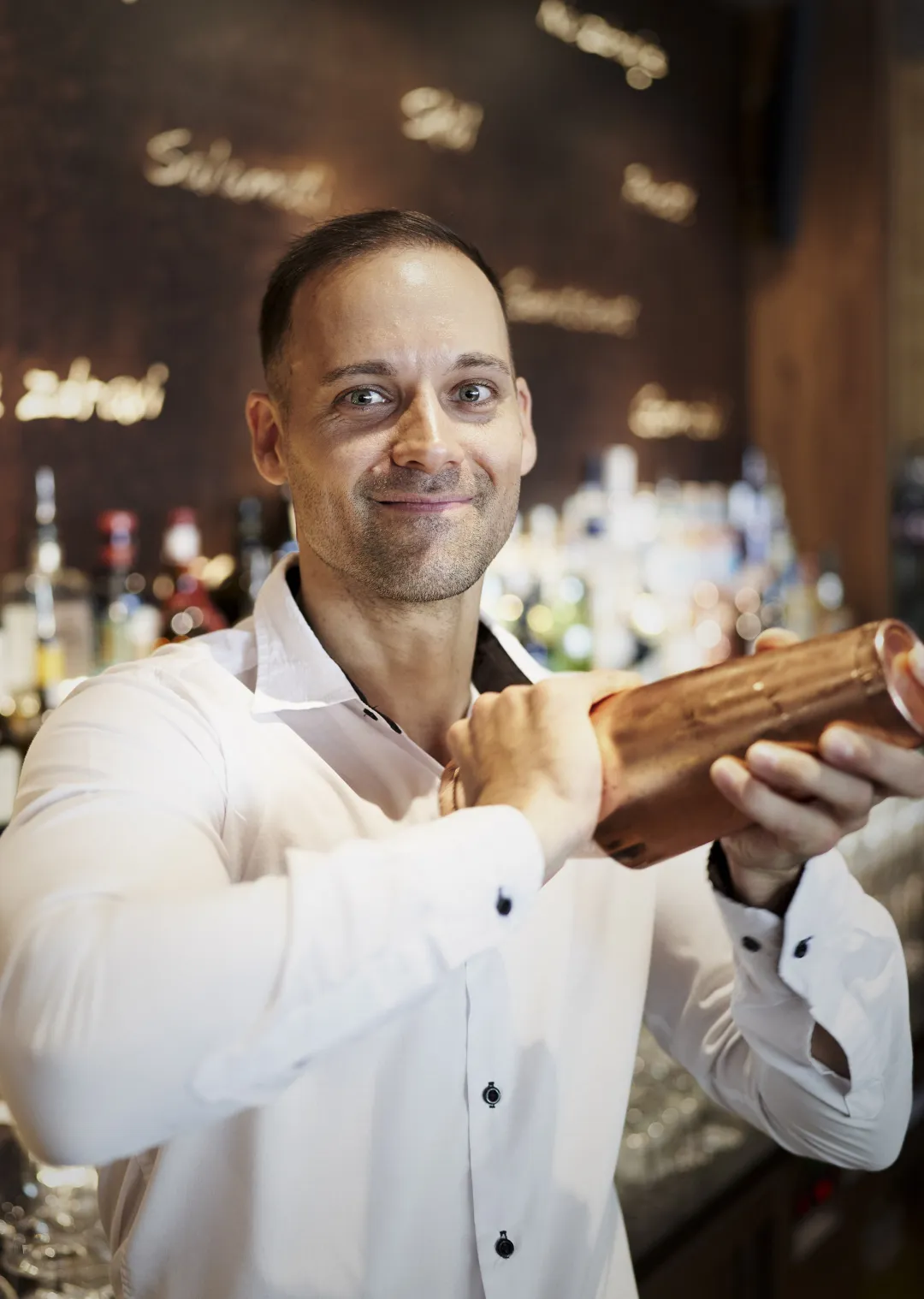 Bartender mixt einen Cocktail in einem Restaurant