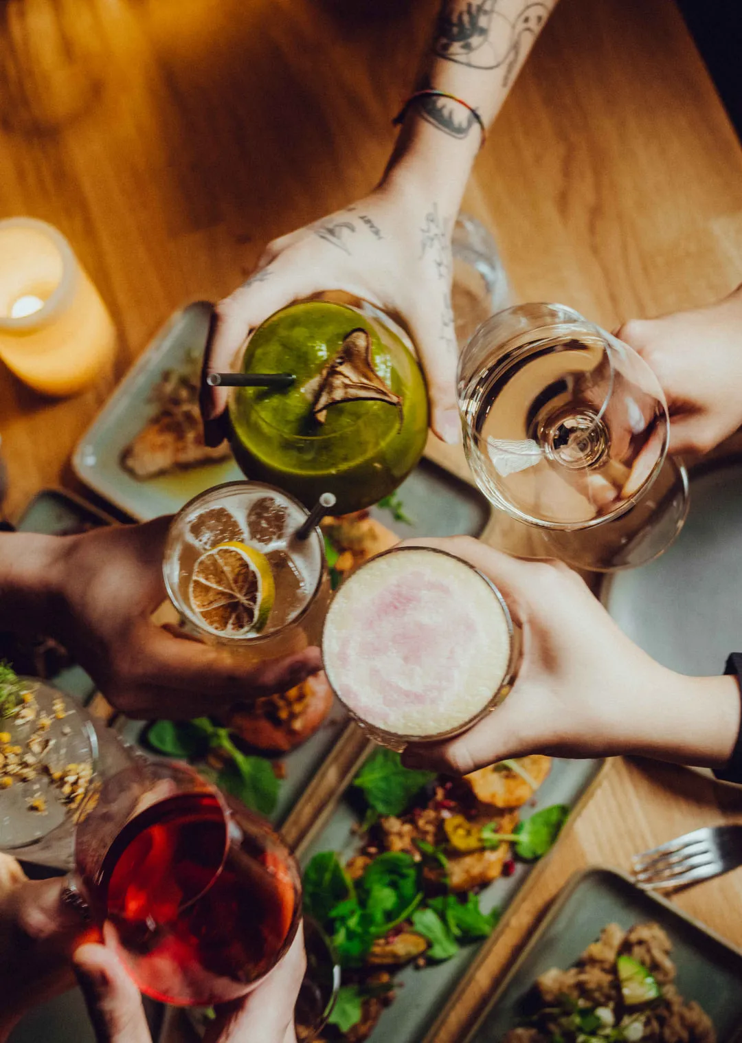 Getränke und Essen auf dem Tisch im Holzhotel Forsthofalm.