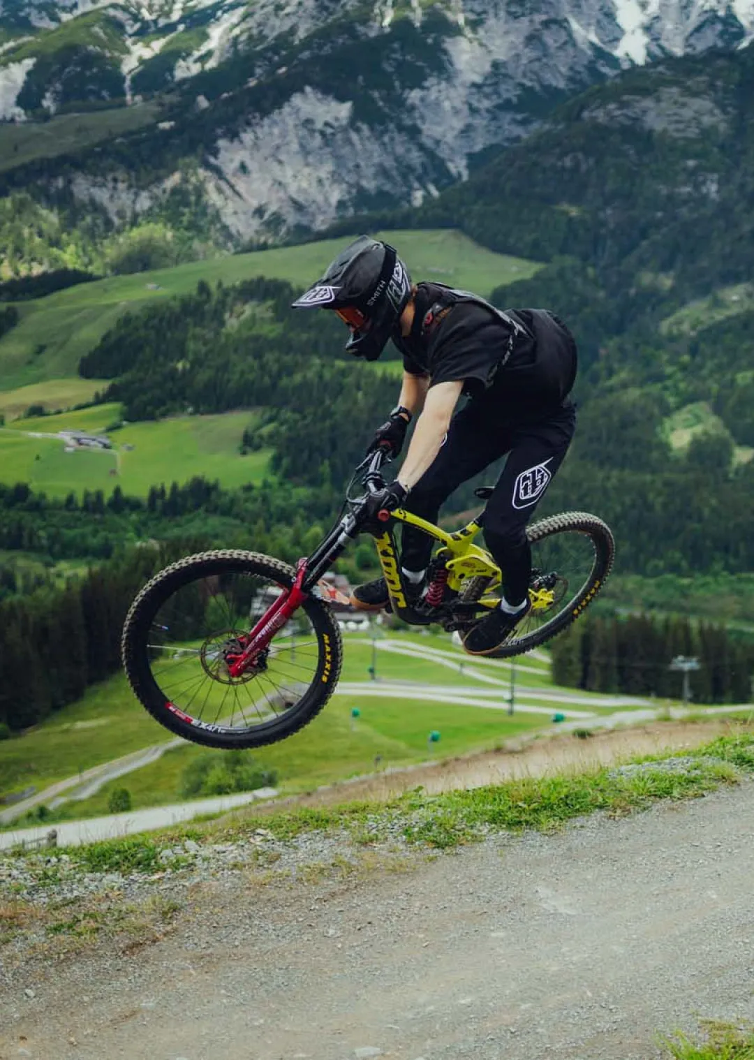 Radfahrer springt über einen Hügel in den Bergen.