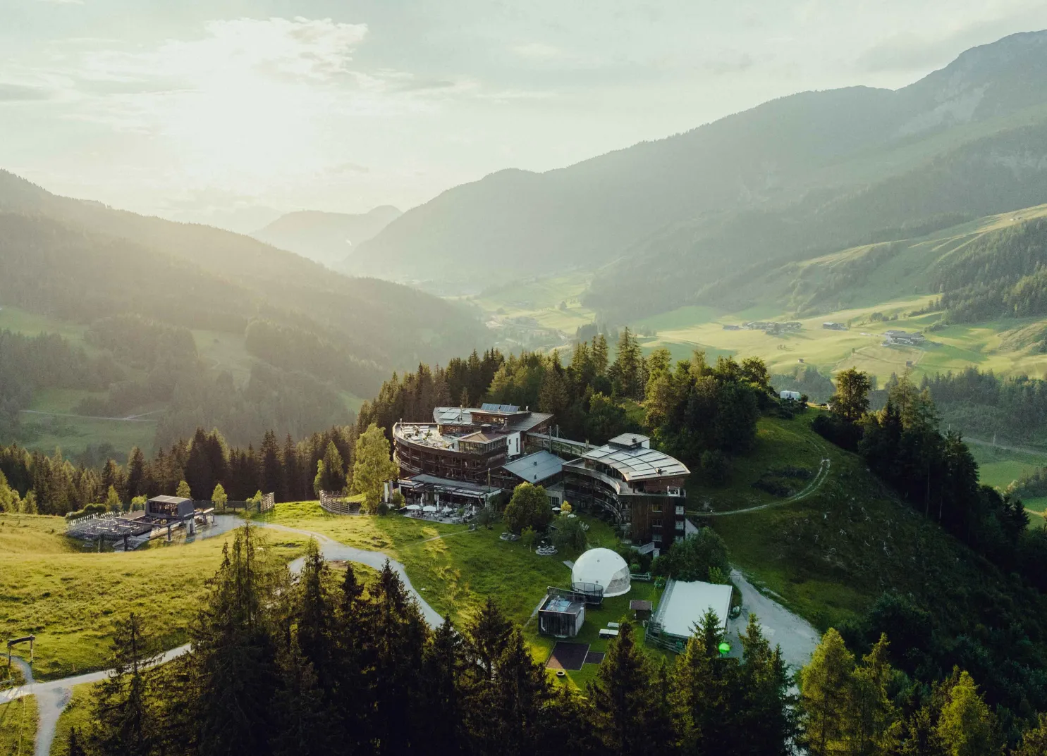 Landschaft mit Gebäuden und Bergen im Hintergrund