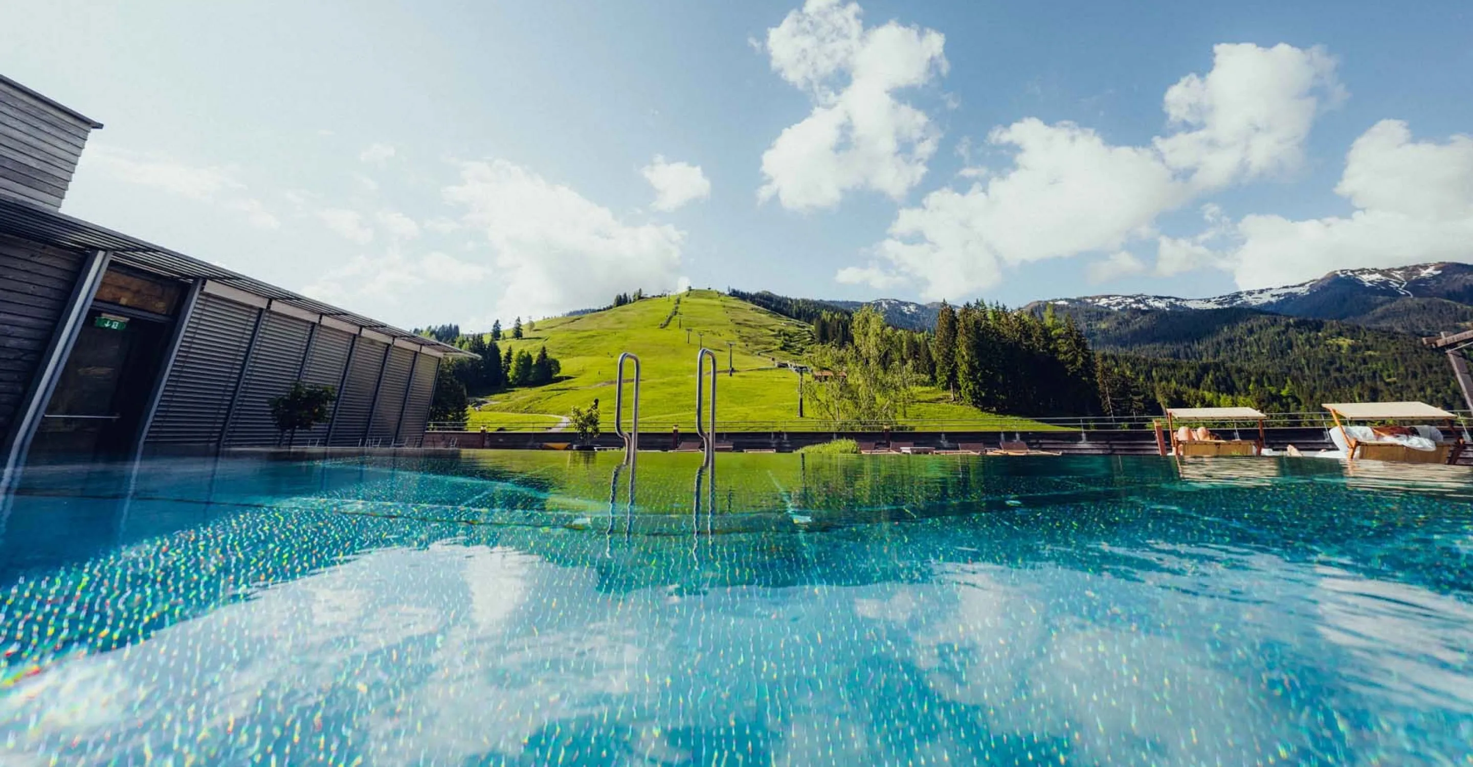 Blick auf den Pool des Holzhotel Forsth