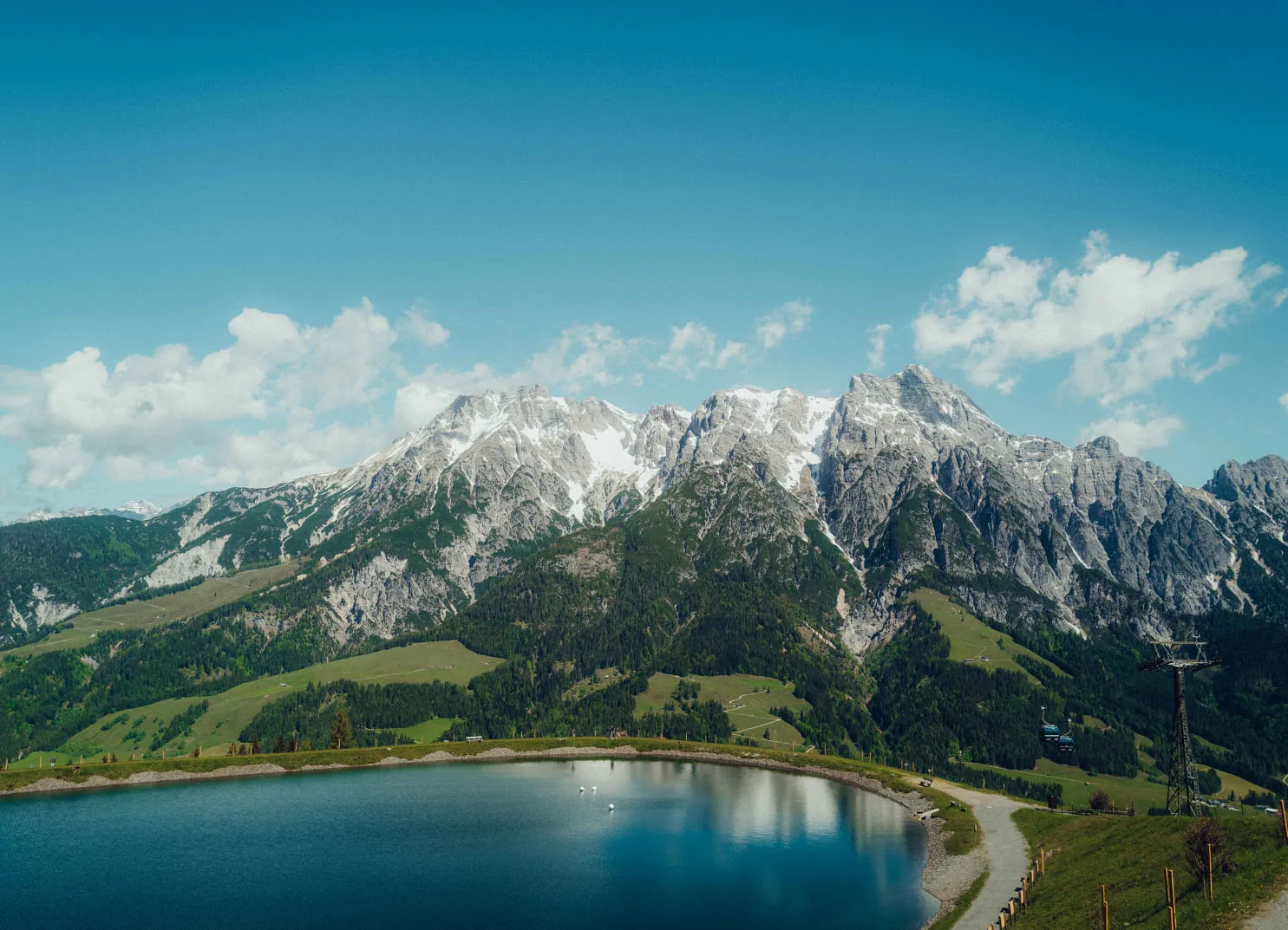 Berglandschaft mit See und grünem Tal im Hintergrund