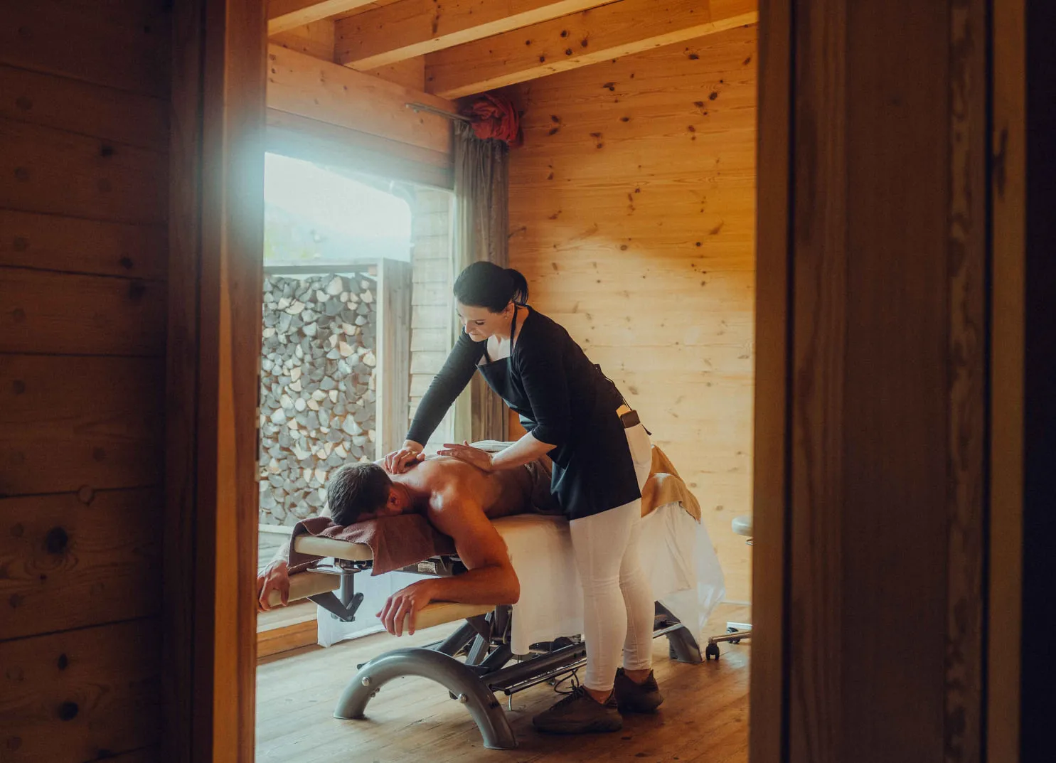 Spa-Umgebung mit einer Person, die eine Massage erhält