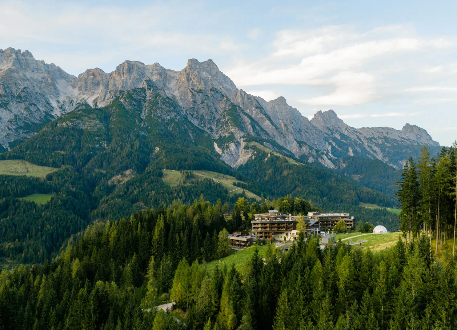 Berglandschaft mit Hotel und Wäldern