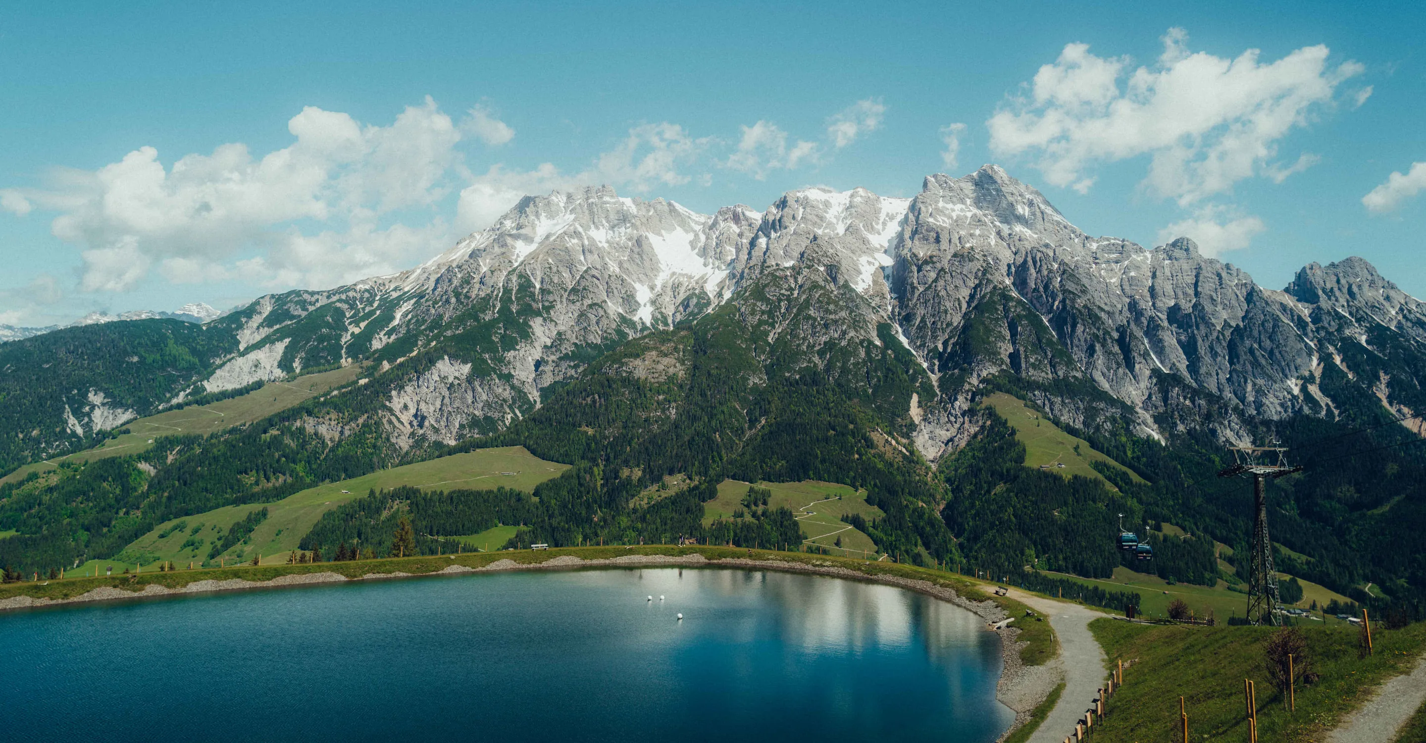 Berglandschaft mit See und Grasflächen