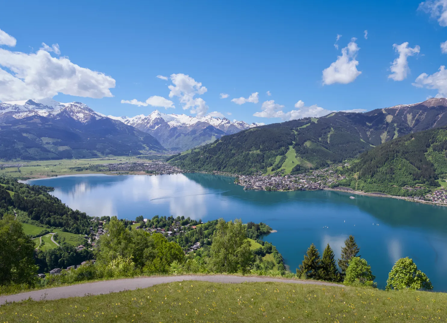Sommerlicher Blick auf den Mitterberg und Zell am See