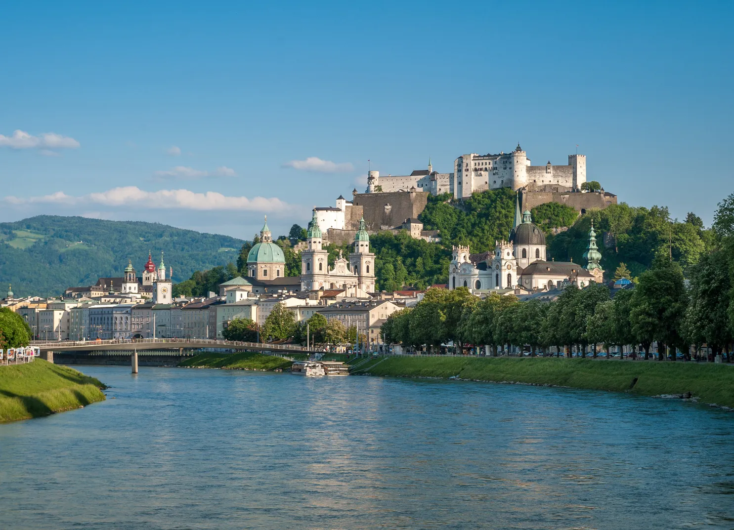 Blick auf die Festung Hohensalzburg über der Salzach