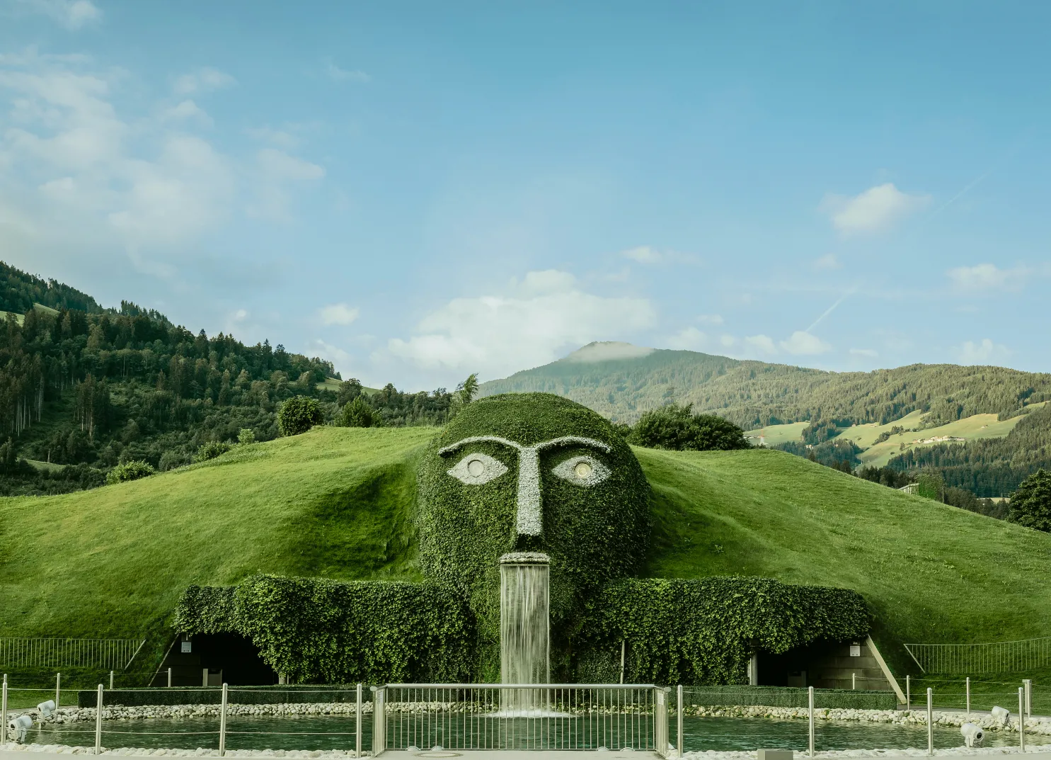Riese mit Wasserfall in den Swarovski Kristallwelten