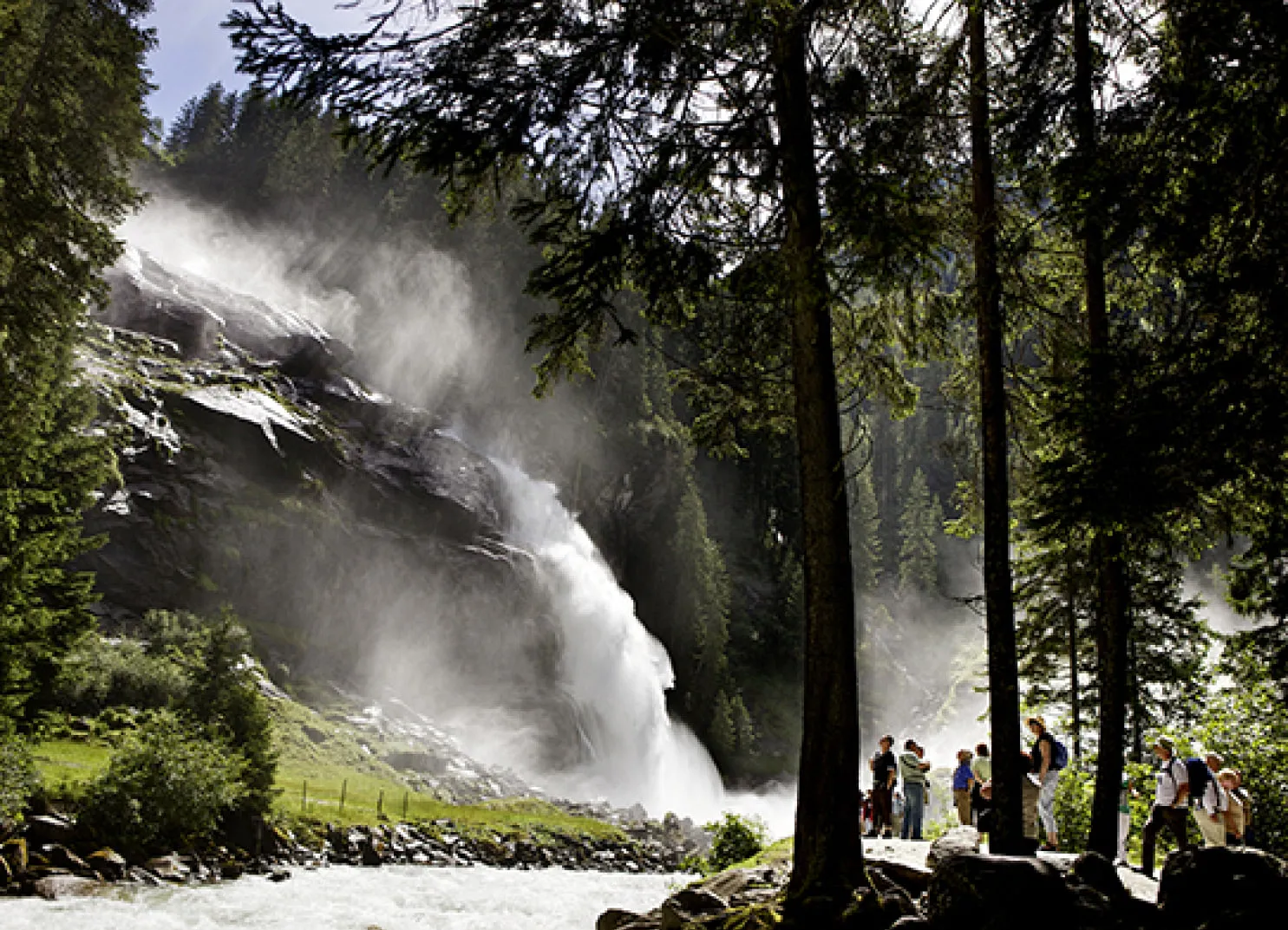 Wasserfall mit Menschen in der Nähe im Wald