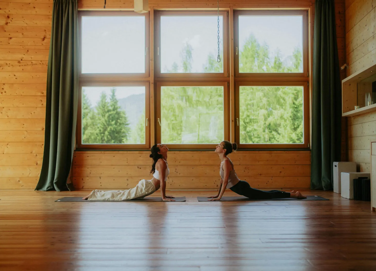 Yoga im Yogaraum aus Holz