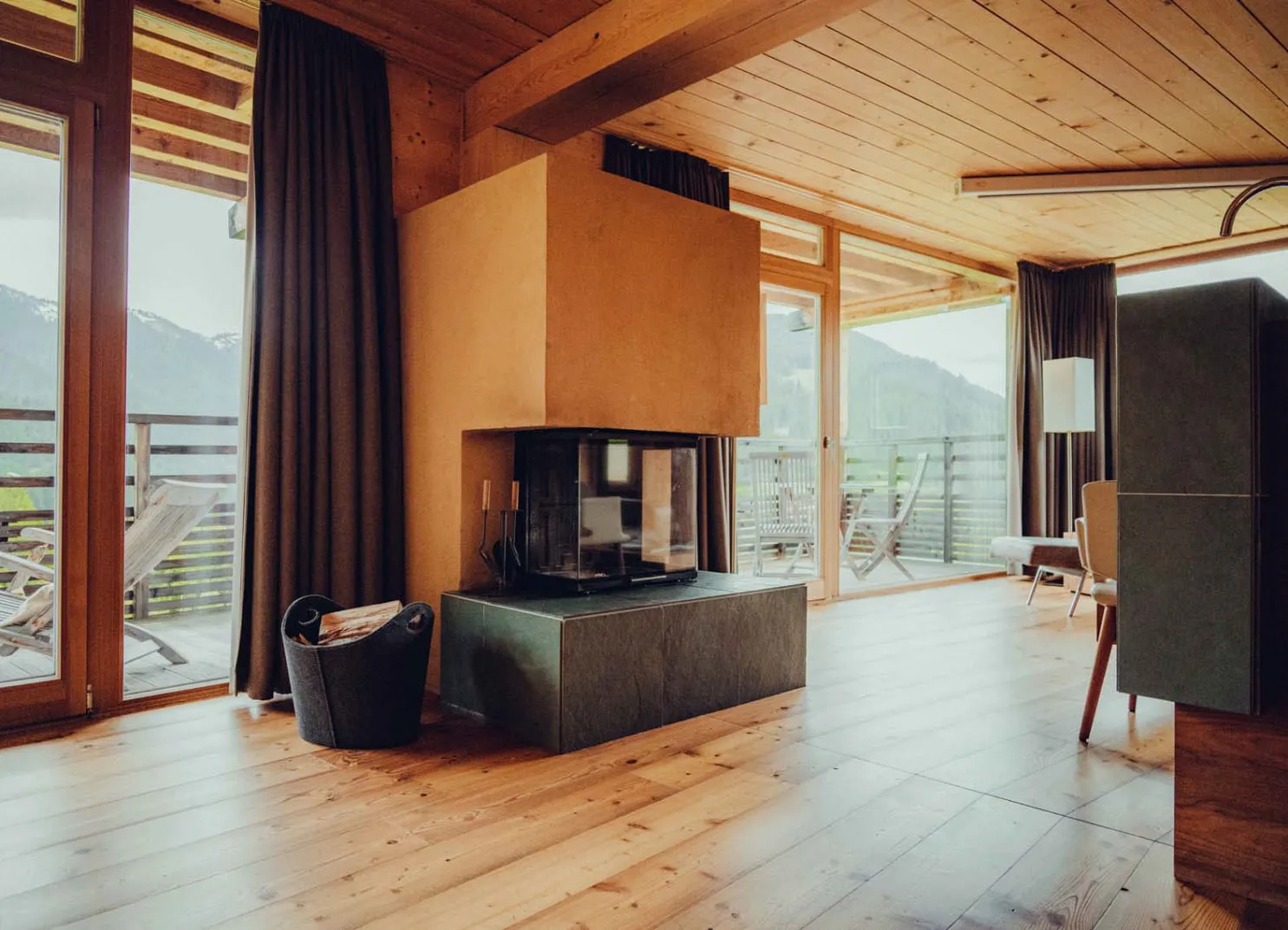 Holzhotel Forsthofalm Leogang, modernes Zimmer mit Kamin