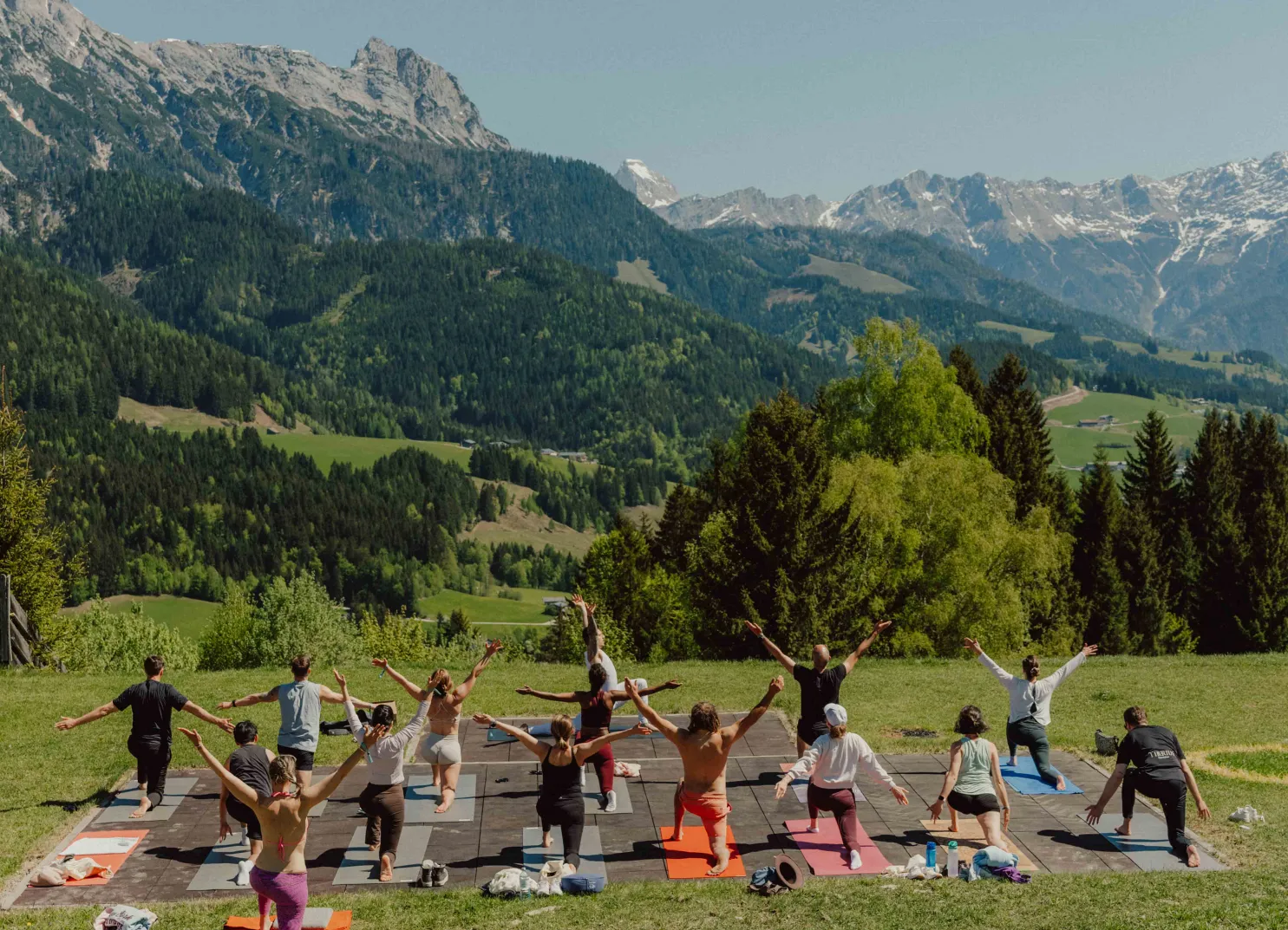 Yogaübung in der Berglandschaft beim Festival 2026