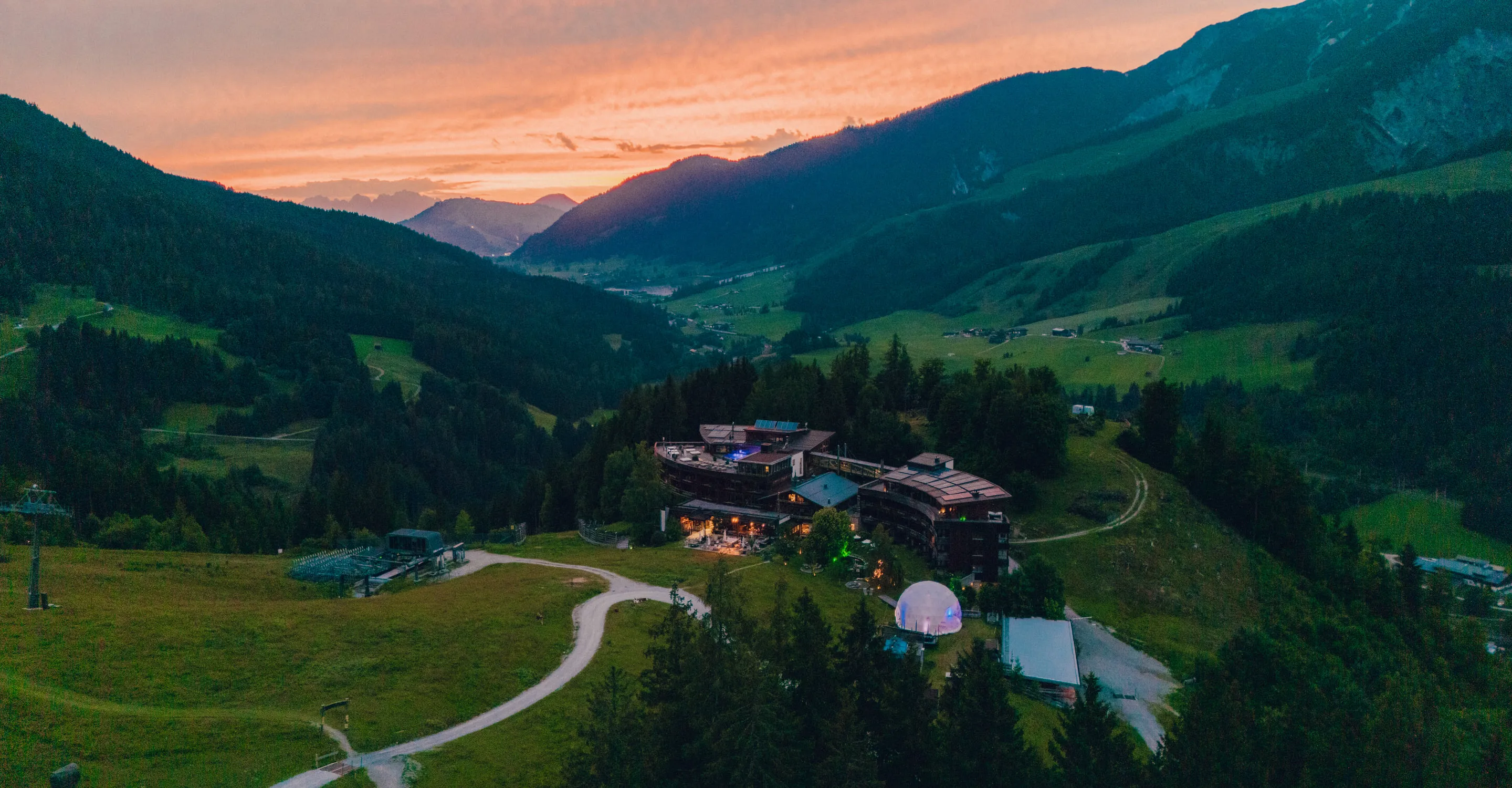 Mitarbeiter im Holzhotel Forsthofalm
