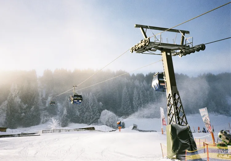 Skilift in schneebedeckter Berglandschaft