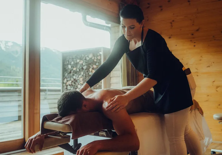 Mann erhält Massage in einem modernen Spa-Raum